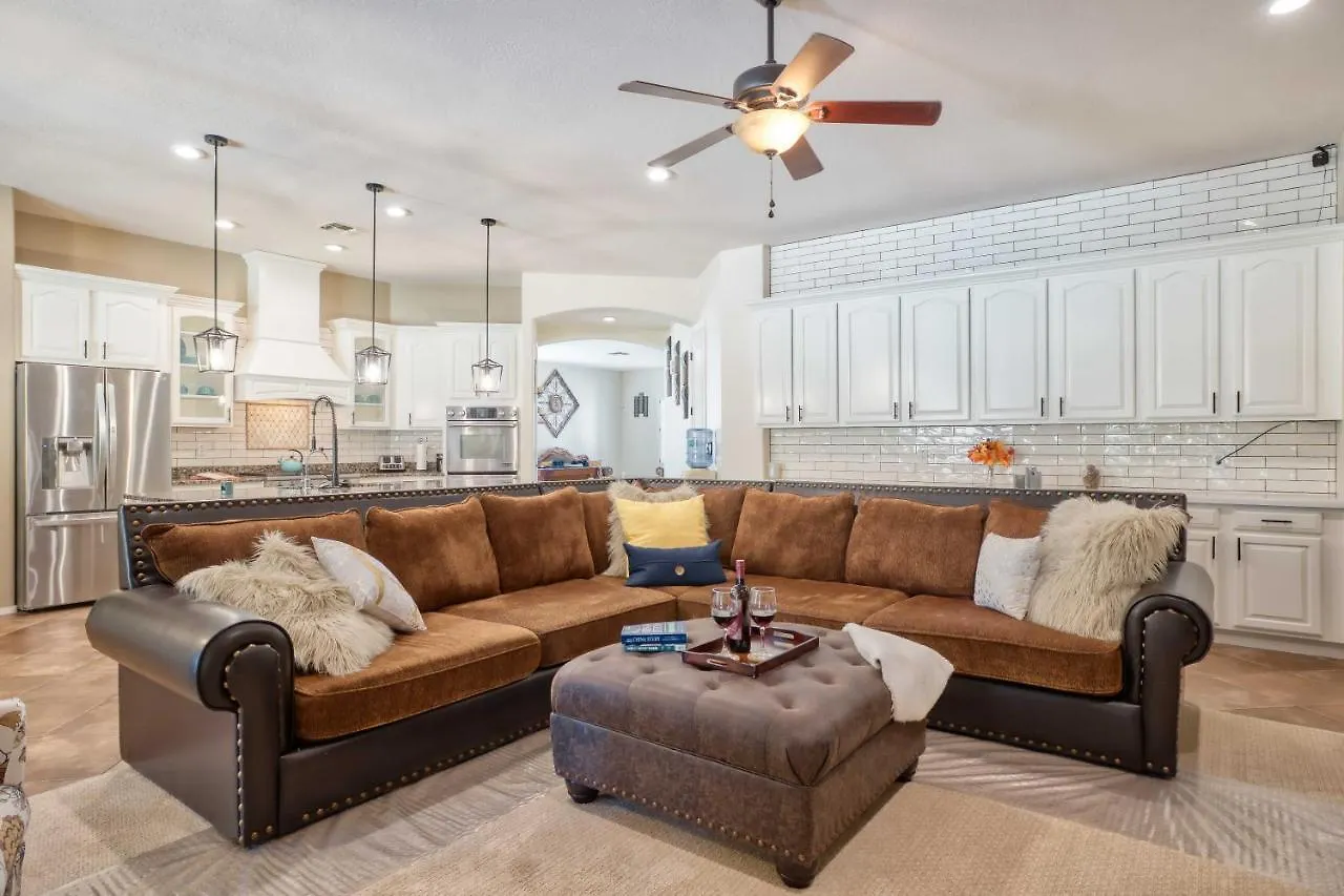 Modern Paradise: King Bed + Ev Charger +Pool Table Goodyear 0*,