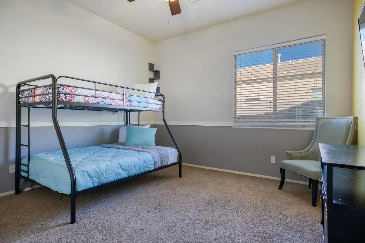 Modern Paradise: King Bed + Ev Charger +Pool Table Goodyear