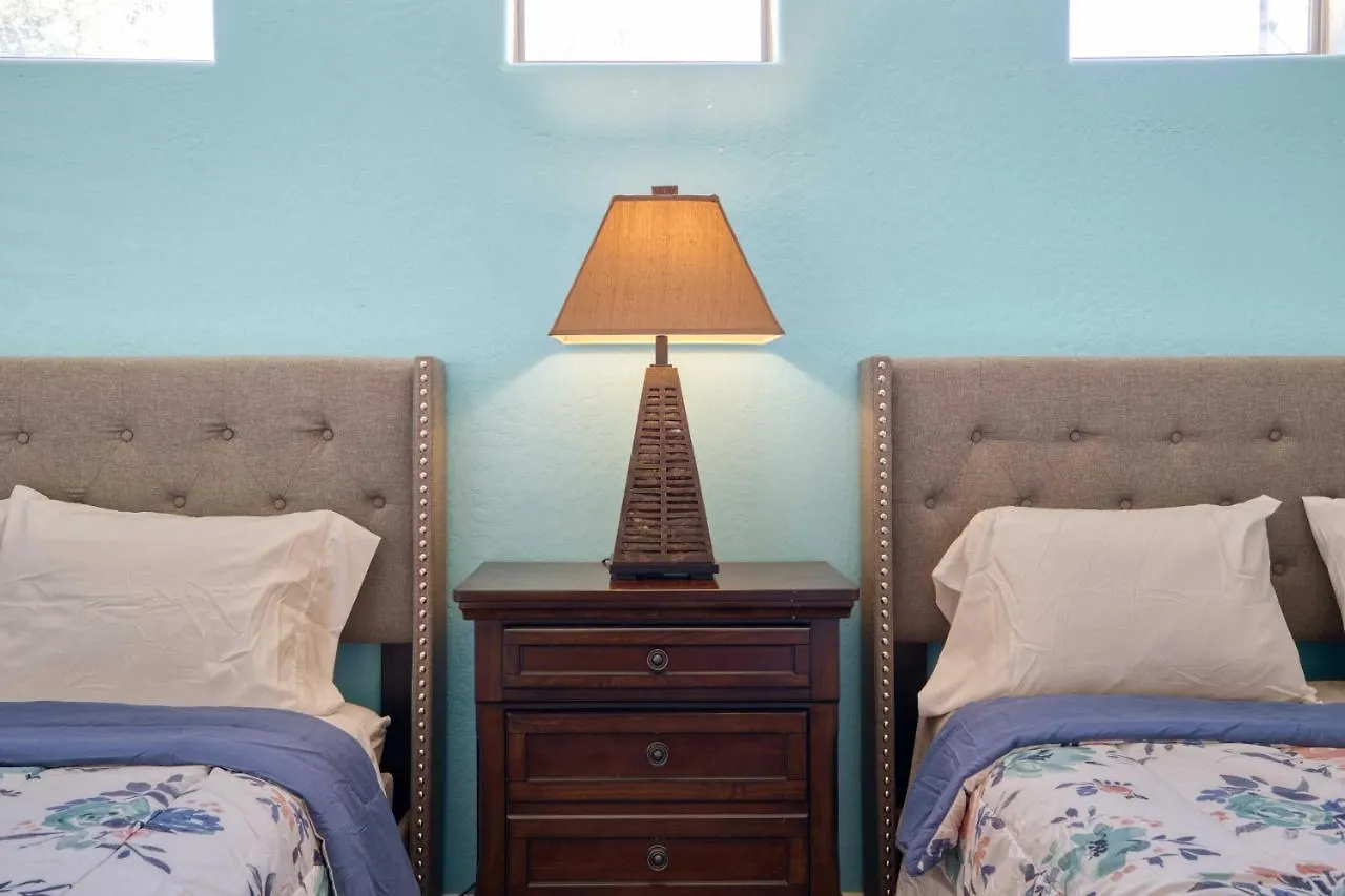Modern Paradise: King Bed + Ev Charger +Pool Table Goodyear 0*,  United States