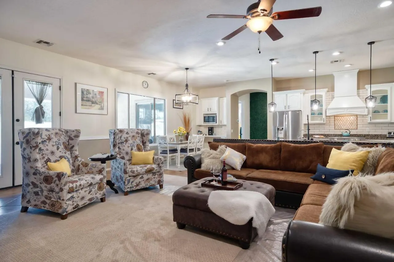 Modern Paradise: King Bed + Ev Charger +Pool Table Goodyear